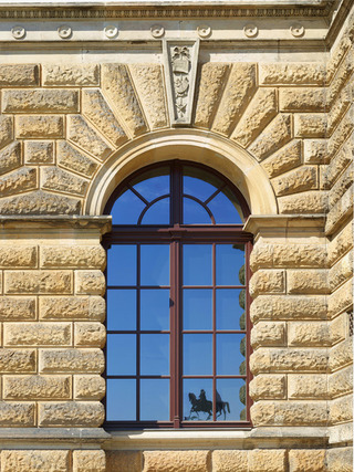 Antiqua-Glas in einem Fenster der Sempergalerie Dresden