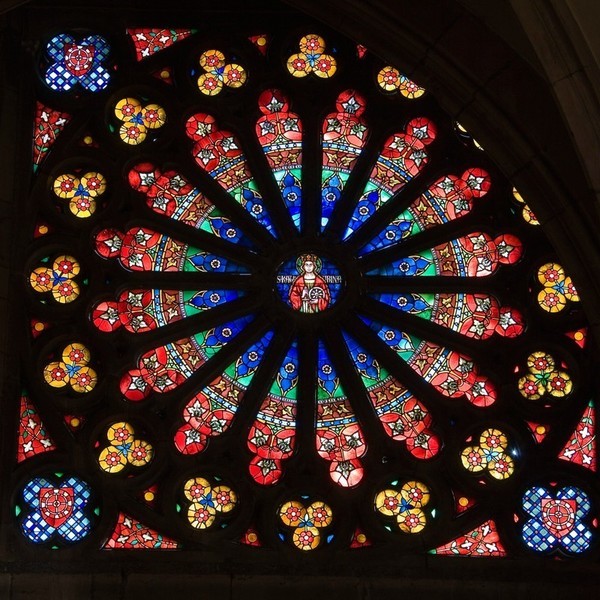 Das Rosettenfenster mit der heiligen Katharina, Schutzpatronin der Müller, im Freiburger Münster