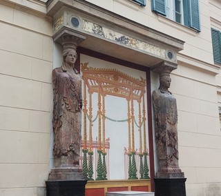 Noch ohne Asklepios: das restaurierte Bankensemble am Casino im Schlossgarten Glienicke.