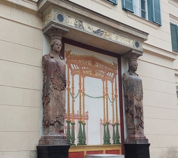 Noch ohne Asklepios: das restaurierte Bankensemble am Casino im Schlossgarten Glienicke.