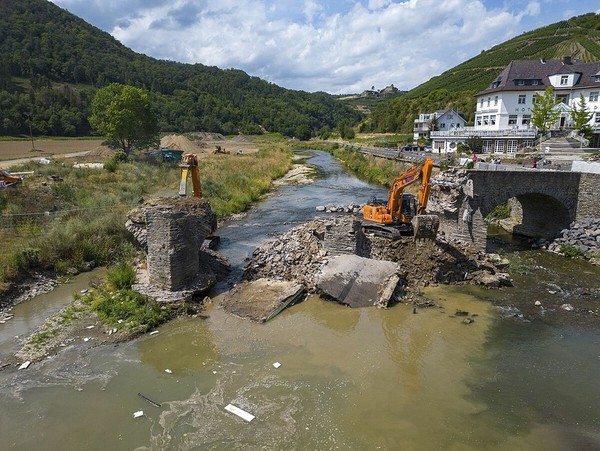 Der Abbruch der Nepomukbrücke in Rech verlief weder substanz- noch umweltschonend