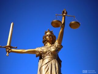 Justitia-Figur symbolisiert Gerechtigkeit und Rechtsprechung