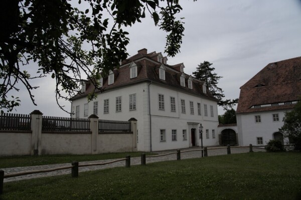 Anfang der 2000er Jahre rettete ein Verein das 1721 errichtete Berthelsdorfer Schloss