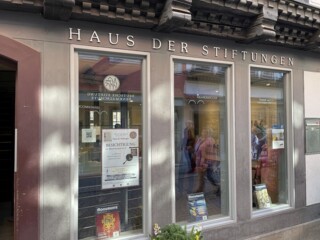 Der QR-Code "Sprechendes Denkmal" am Haus der Stiftungen auf der Krämerbrücke in Erfurt
